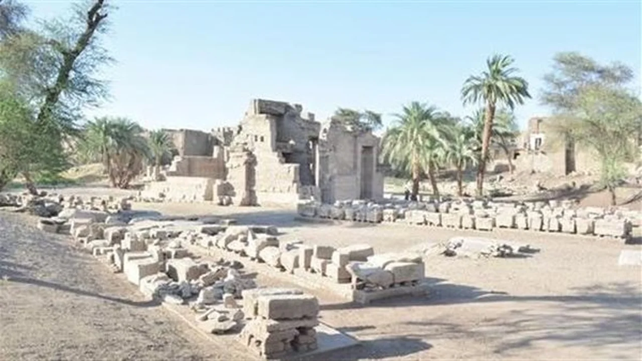 كنوز معبد منتو.. اكتشاف أثري جديد يزيح الستار عن قطع نادرة في الكرنك